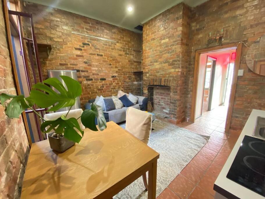 Fitzroy- Private 2-4 Guest #guesthouse #ausgp #directtram #f1 Holiday home