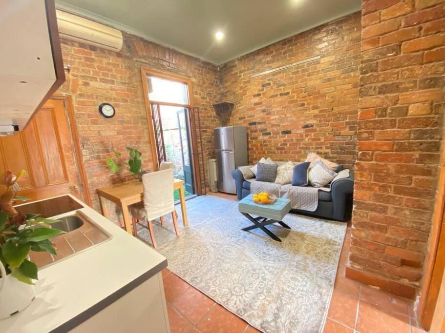 Fitzroy- Private 2-4 Guest #guesthouse #ausgp #directtram #f1 Holiday home *