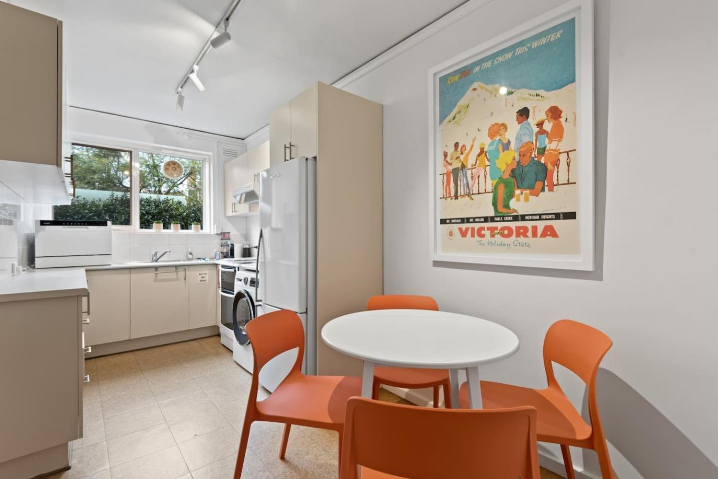 Urban Retro - Experience Vibrant Courtyard Charm Melbourne