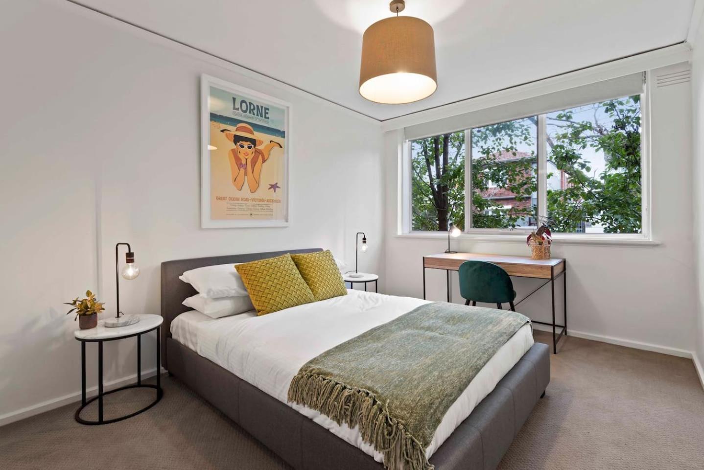 Urban Retro - Experience Vibrant Courtyard Charm *
