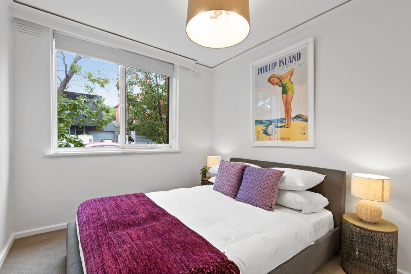 Urban Retro - Experience Vibrant Courtyard Charm Apartment