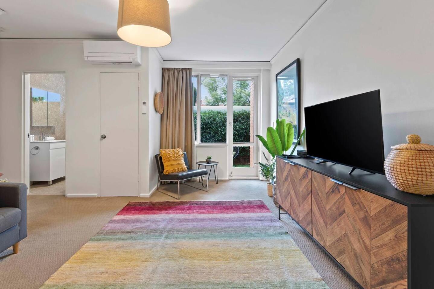 Apartment Urban Retro - Experience Vibrant Courtyard Charm