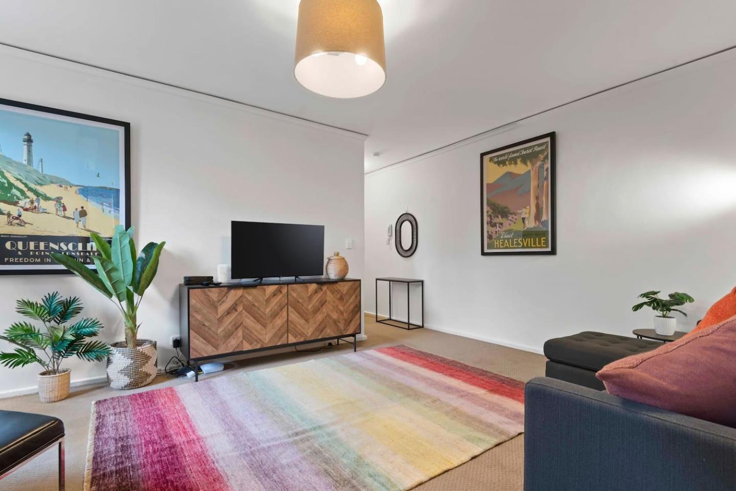 Apartment Urban Retro - Experience Vibrant Courtyard Charm