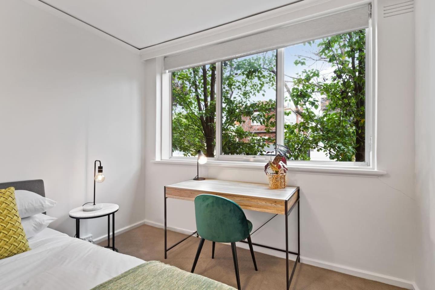 Urban Retro - Experience Vibrant Courtyard Charm Melbourne
