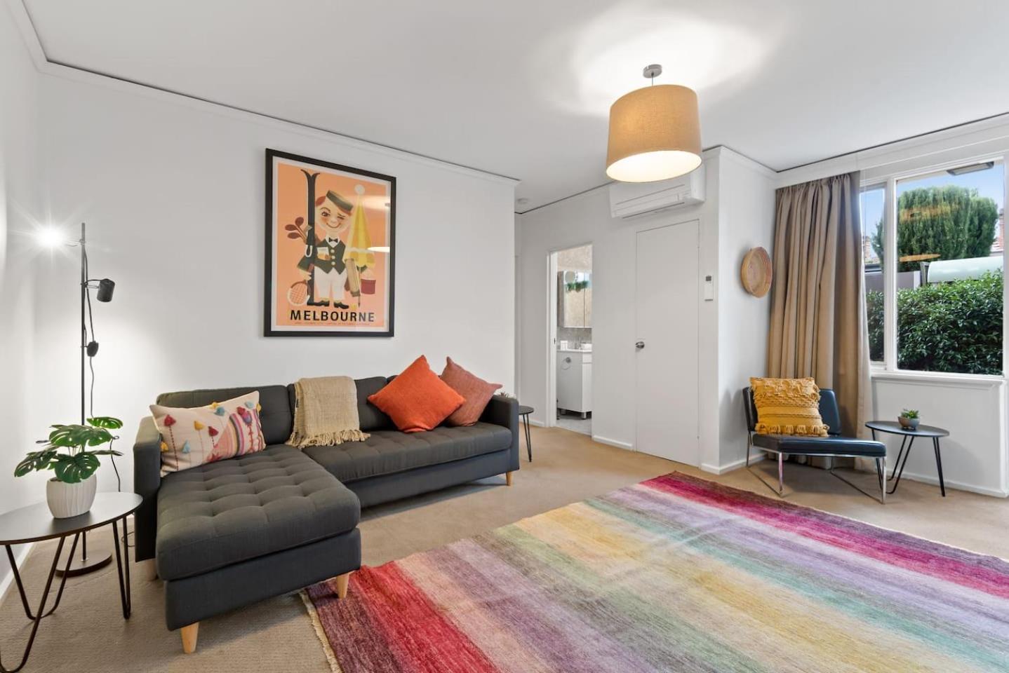 Apartment Urban Retro - Experience Vibrant Courtyard Charm Melbourne