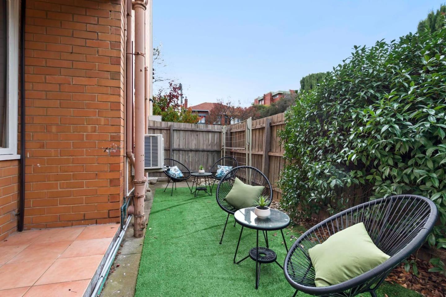 Urban Retro - Experience Vibrant Courtyard Charm *