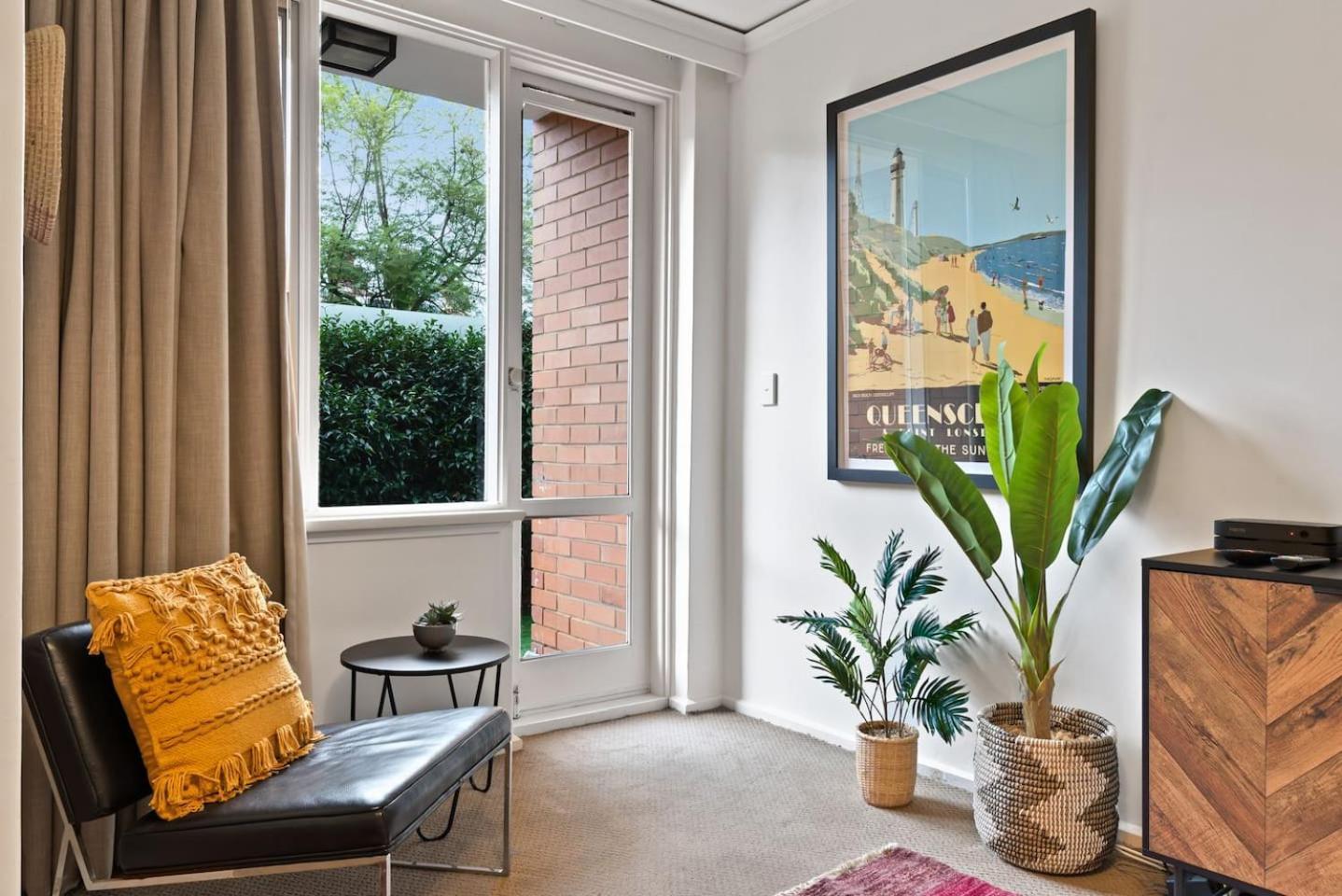 Urban Retro - Experience Vibrant Courtyard Charm Melbourne
