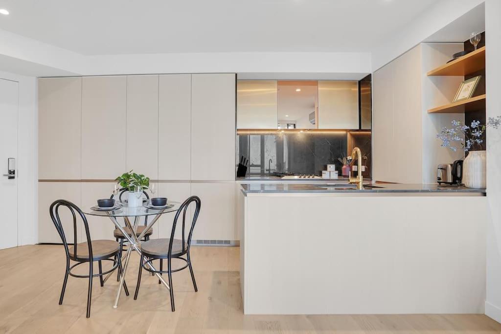 Cloud Living-highest 1 Bed Apt In Mel Cbd 1b1b1car Apartment