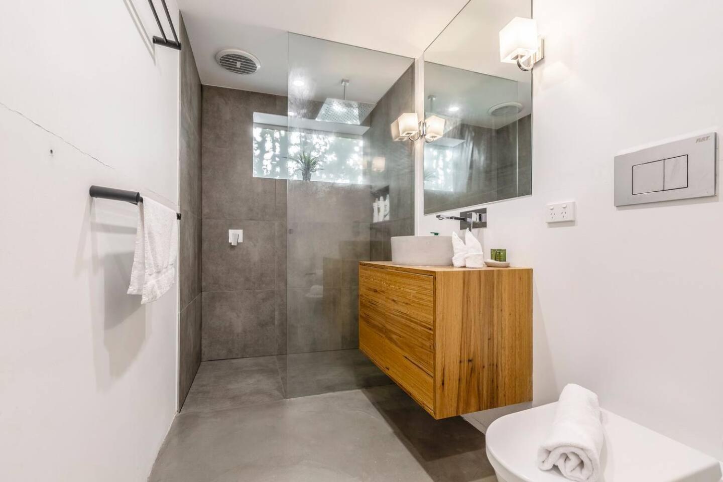 'cedar Loft' Contemporary Comfort In Leafy St Kilda
