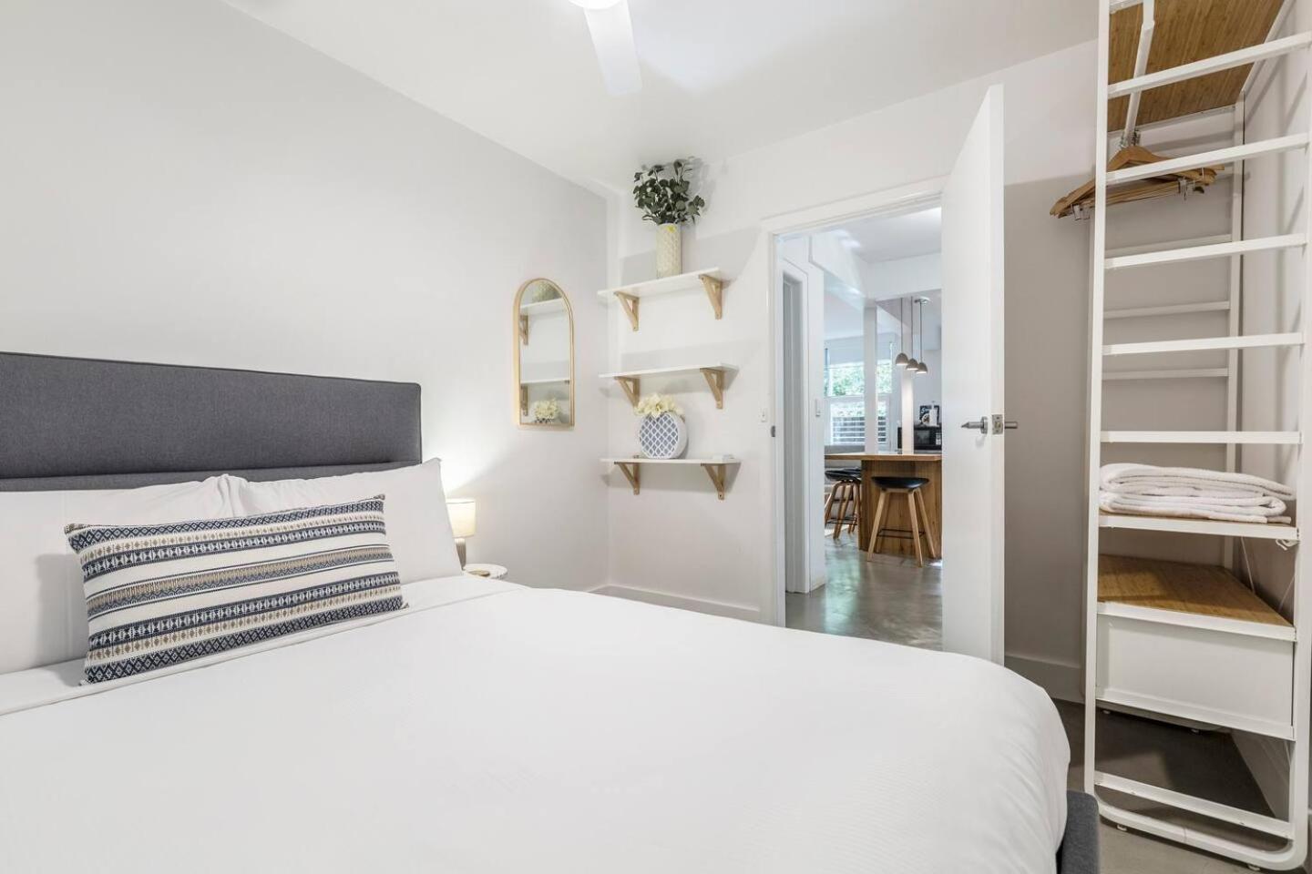 'cedar Loft' Contemporary Comfort In Leafy St Kilda Apartment