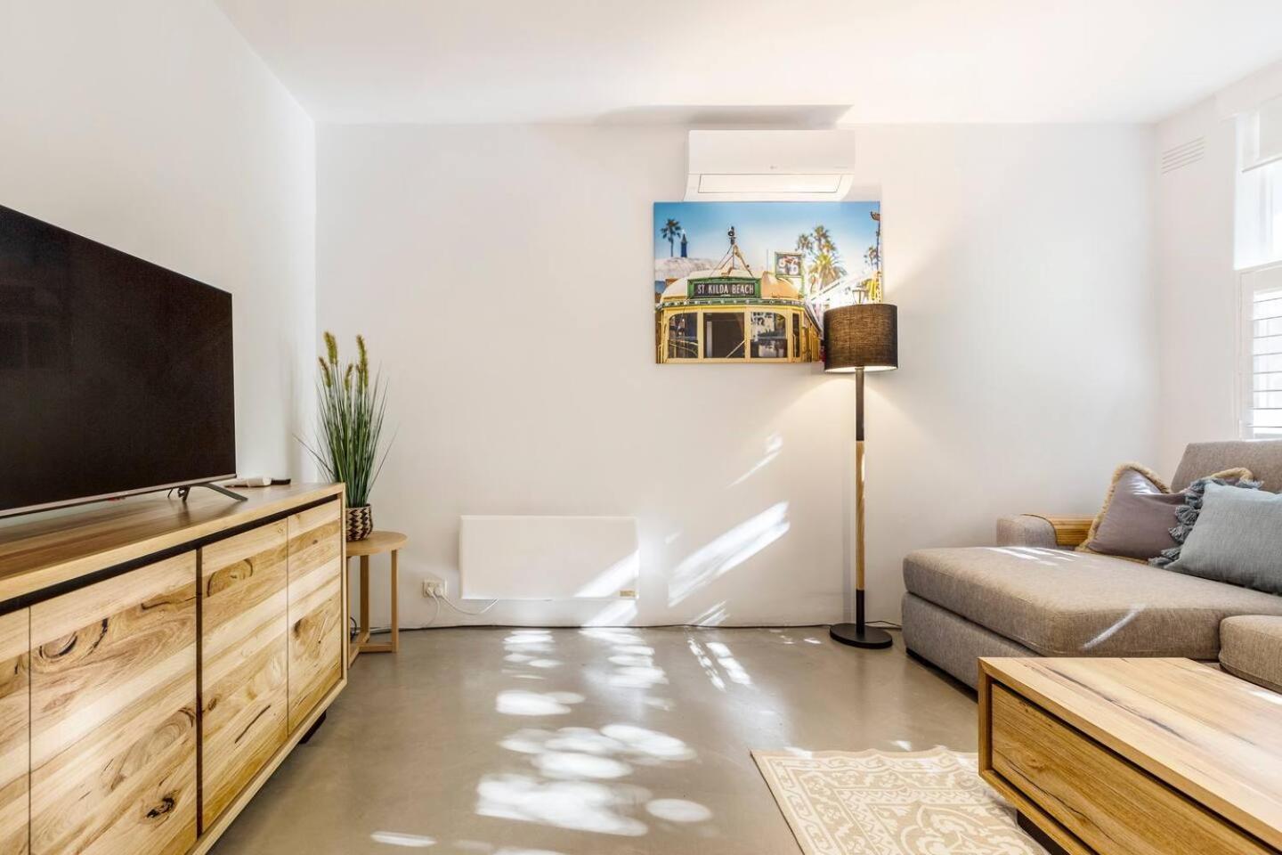 'cedar Loft' Contemporary Comfort In Leafy St Kilda Apartment *