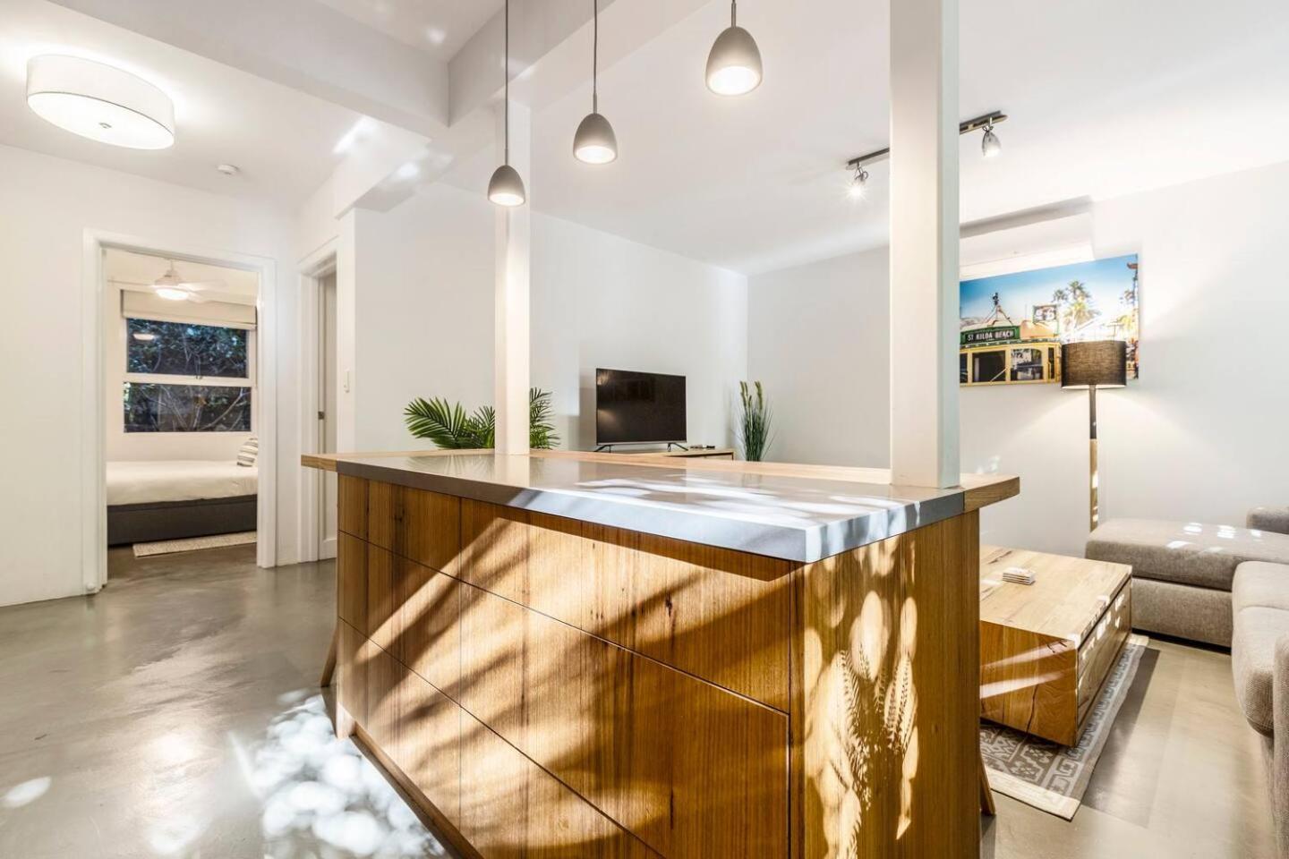 'cedar Loft' Contemporary Comfort In Leafy St Kilda