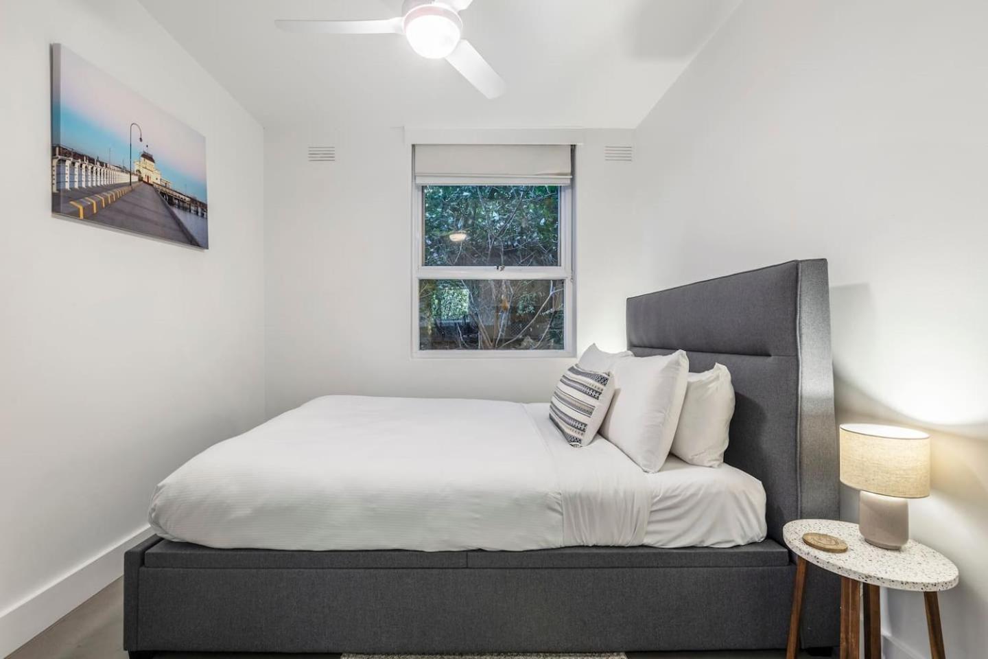'cedar Loft' Contemporary Comfort In Leafy St Kilda Apartment *