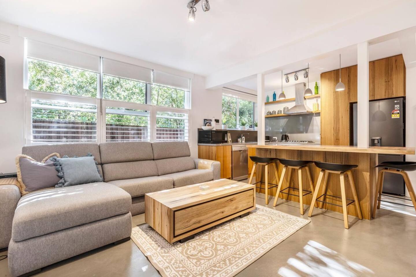 'cedar Loft' Contemporary Comfort In Leafy St Kilda Apartment