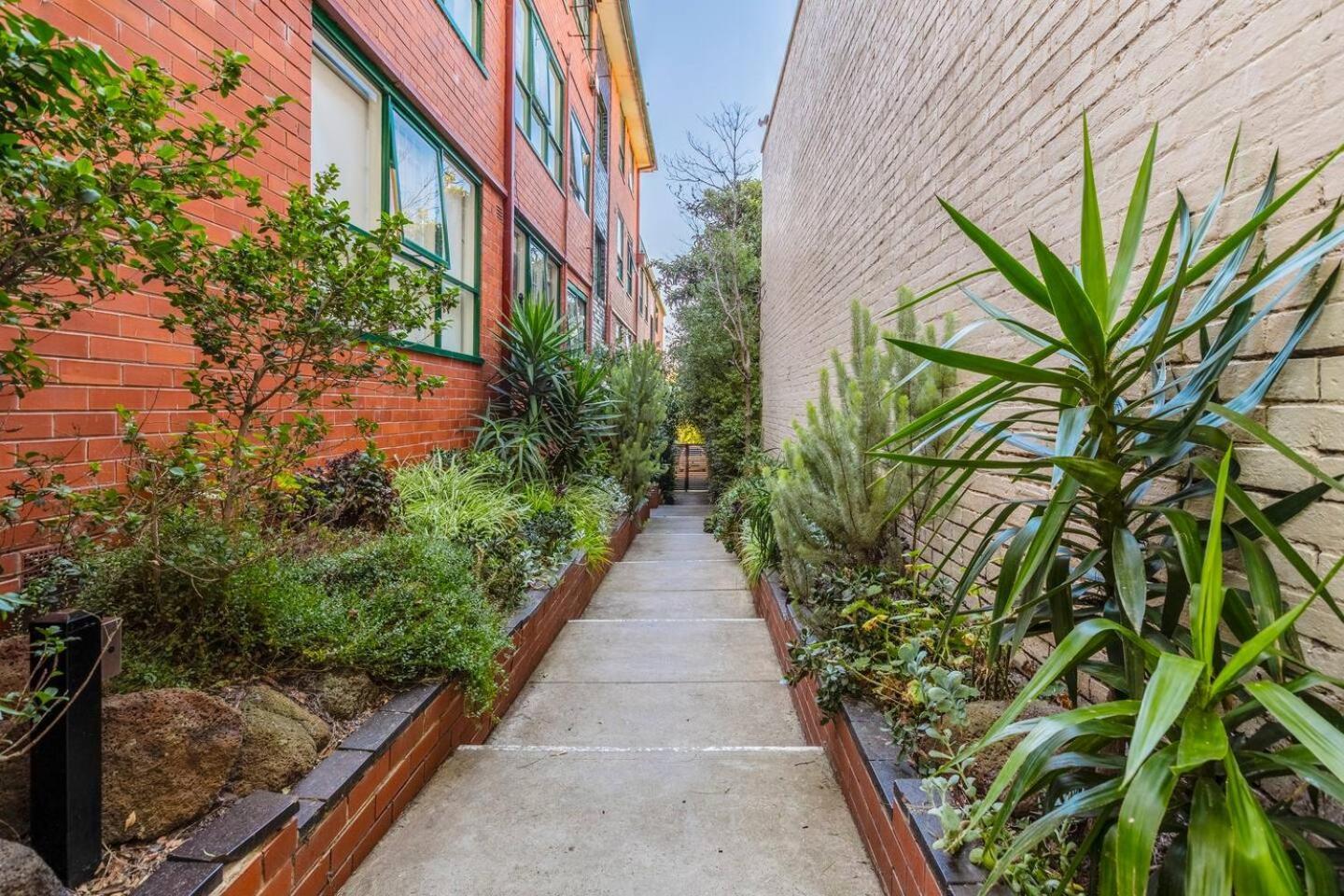'cedar Loft' Contemporary Comfort In Leafy St Kilda *