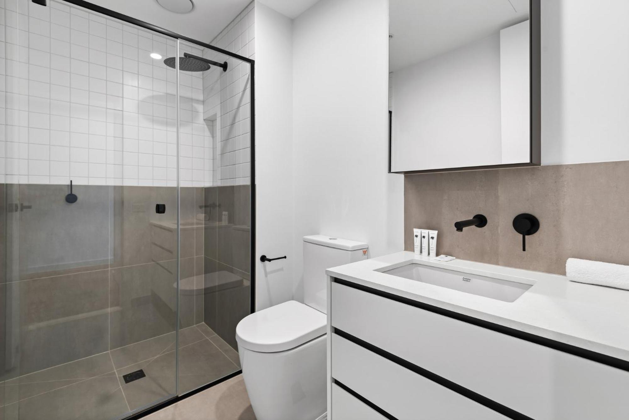 Modern On Burgundy Precinct & Parklands Apartment