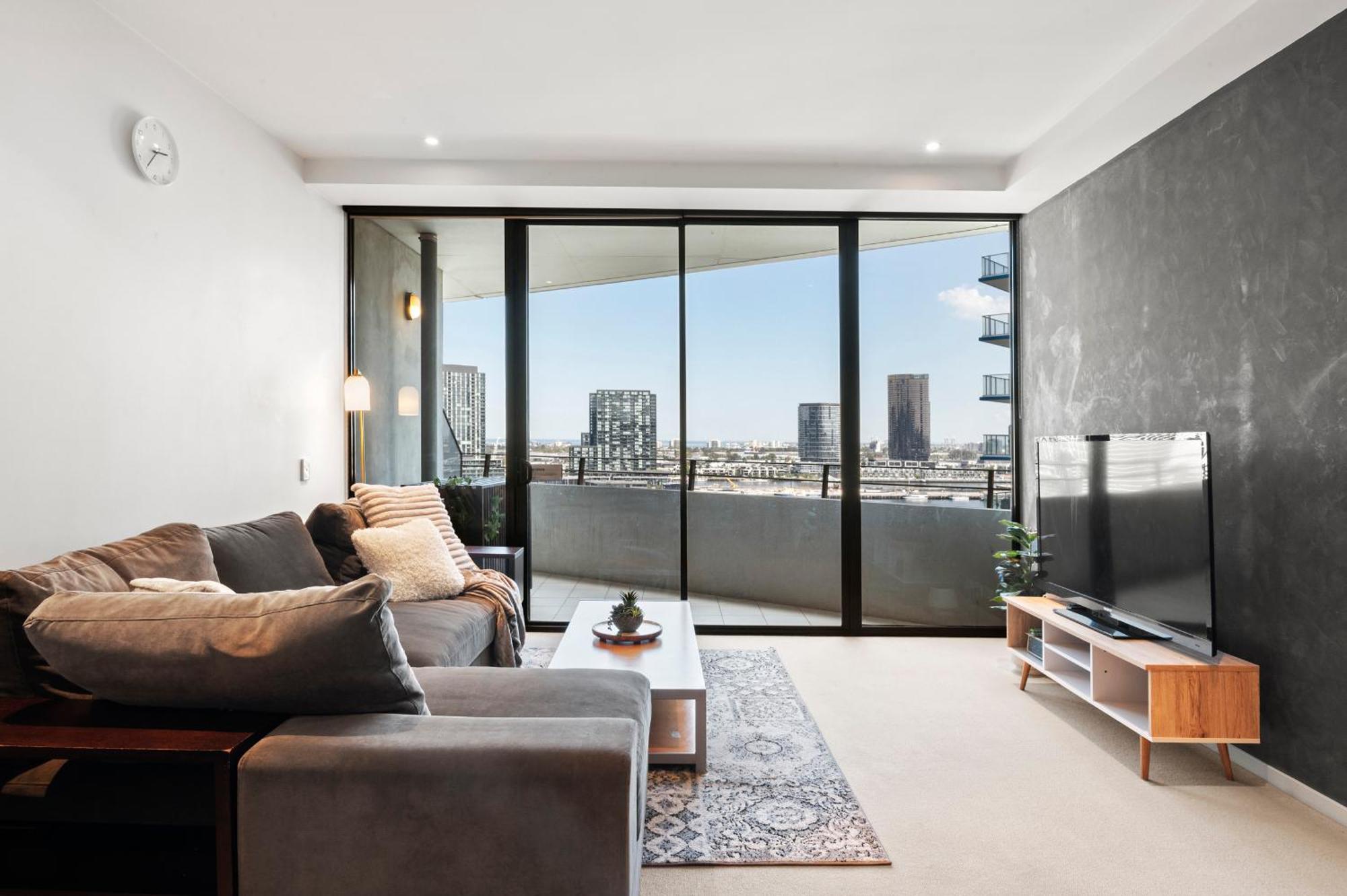 Sea View, Gym & Pool, 2 Bedrooms 2 Bathrooms Apartment *