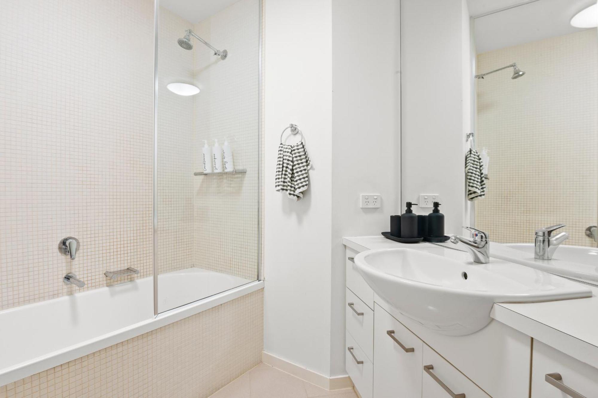 Sea View, Gym & Pool, 2 Bedrooms 2 Bathrooms Apartment Melbourne