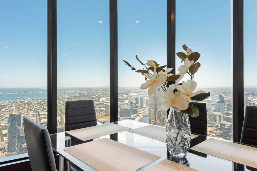 Cbd Heart｜awe- Inspiring Heights｜breathtaking View Apartment