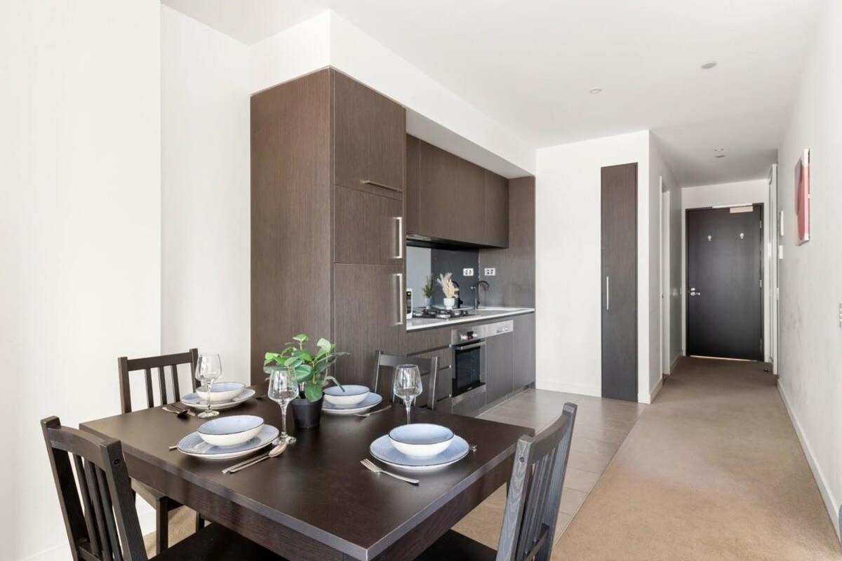 Stylish & Modern 2br Near Victoria Market * Melbourne