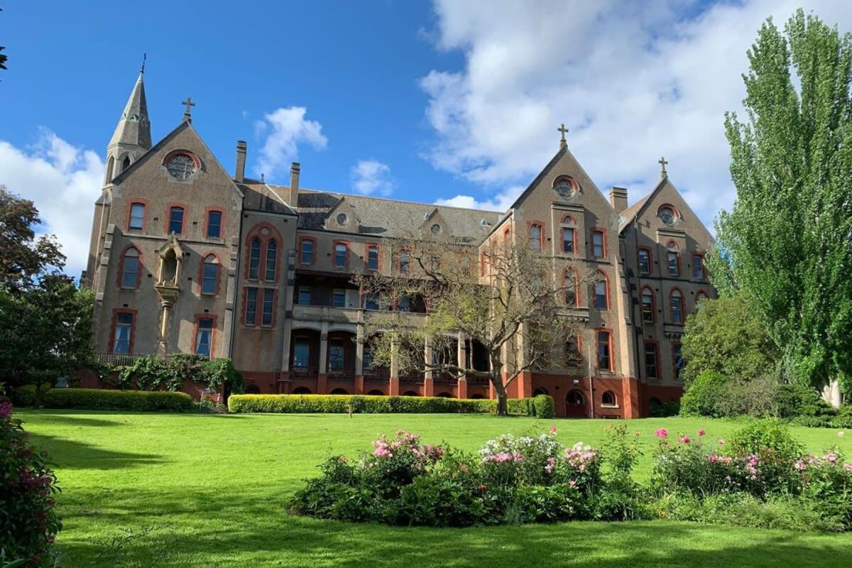 A Spacious 2br With A Courtyard & Free Parking Apartment