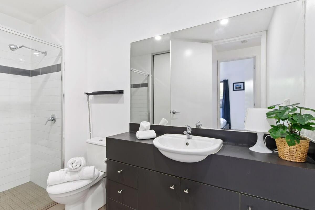 Apartment A Spacious 2br With A Courtyard & Free Parking *
