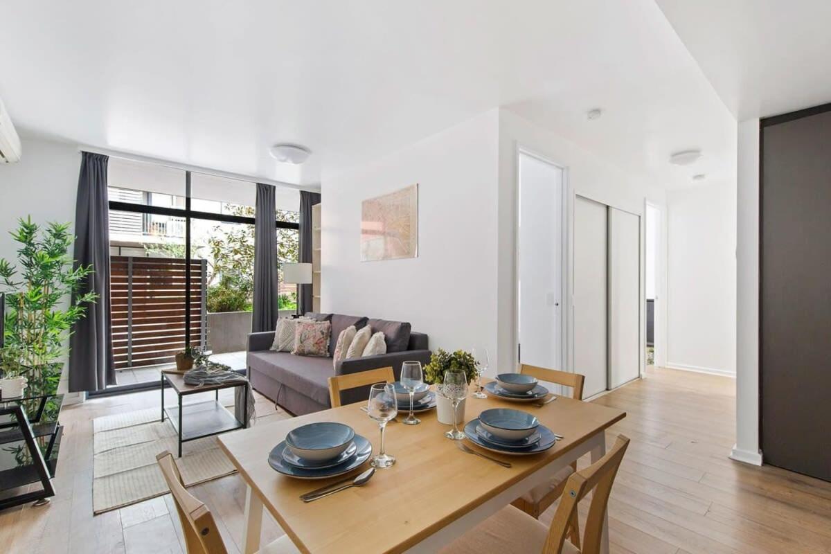 A Spacious 2br With A Courtyard & Free Parking Apartment Melbourne
