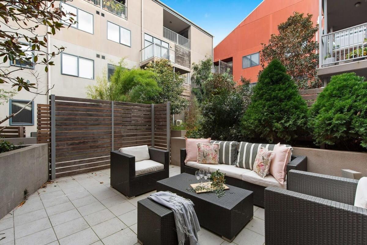 A Spacious 2br With A Courtyard & Free Parking Apartment Melbourne