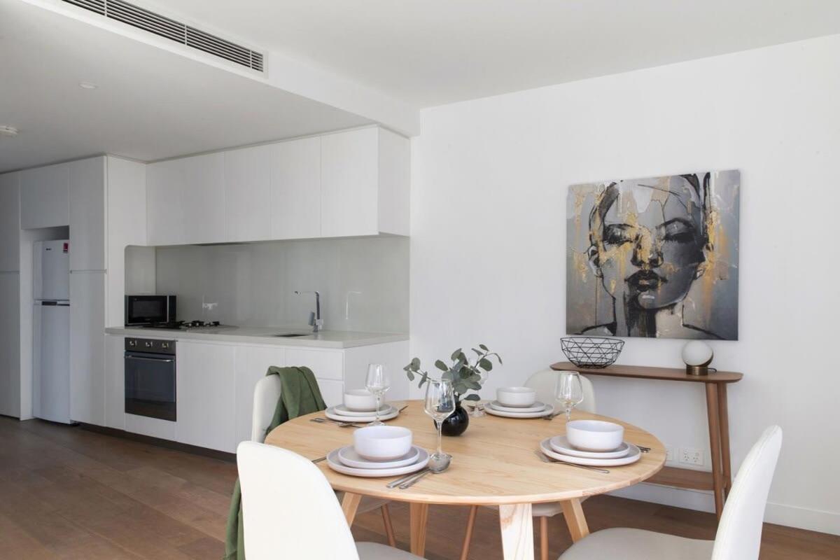 A Cozy With Views Near Crown Casino Apartment *