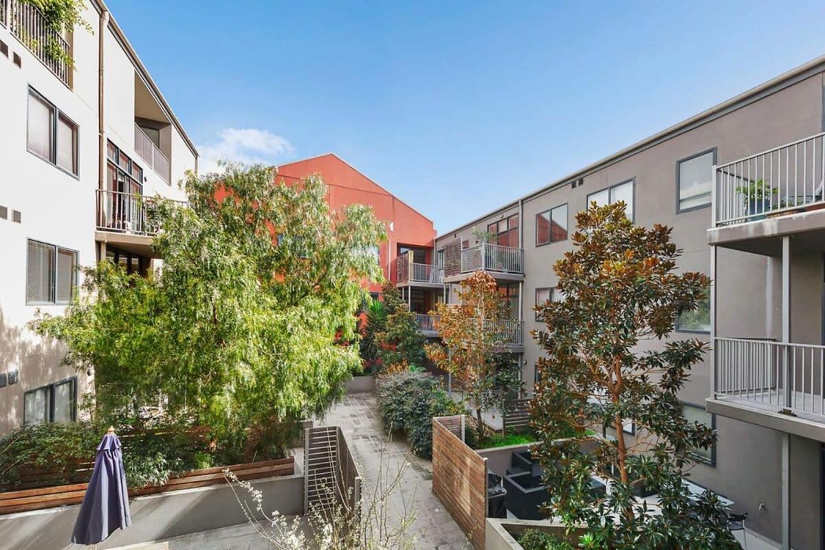 A Spacious 2br With A Courtyard & Free Parking Melbourne