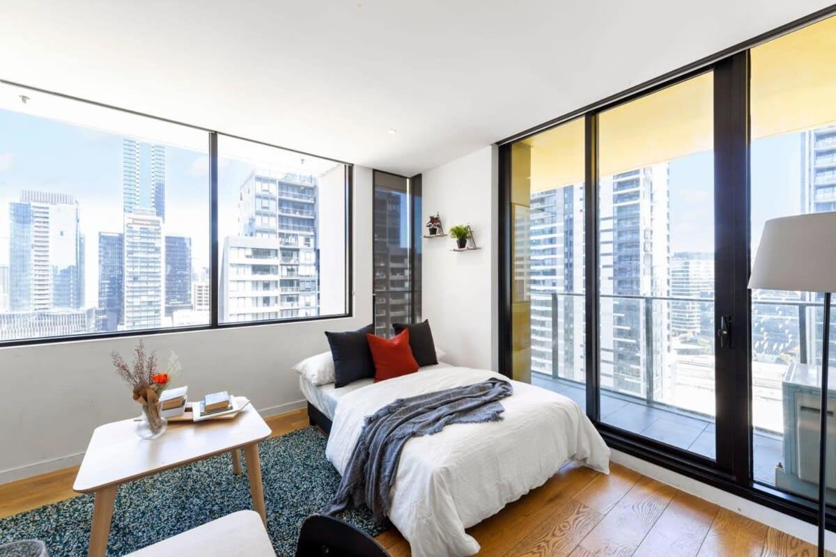 A Chic 2br Views Near Southern Cross
