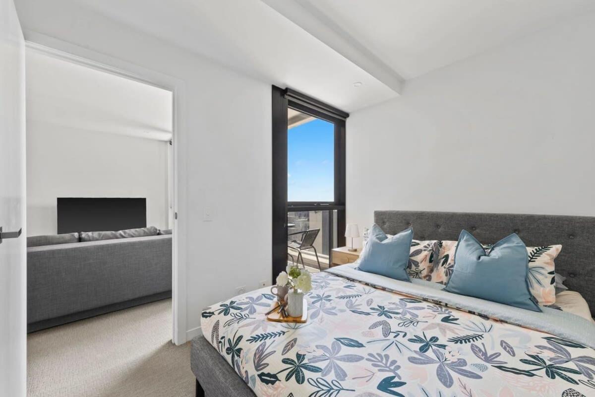 A Cozy 2br Next To Queen Victoria Market & With Views Apartment