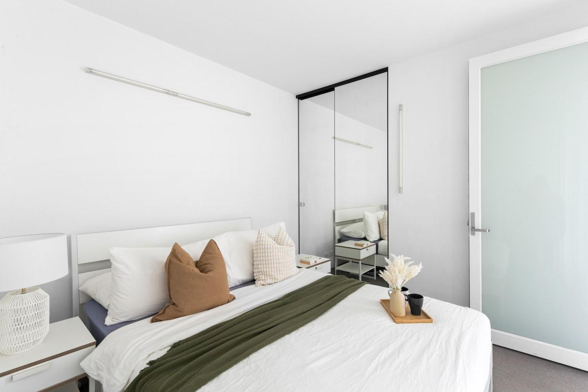 A 2br Next To Free Parking * Melbourne