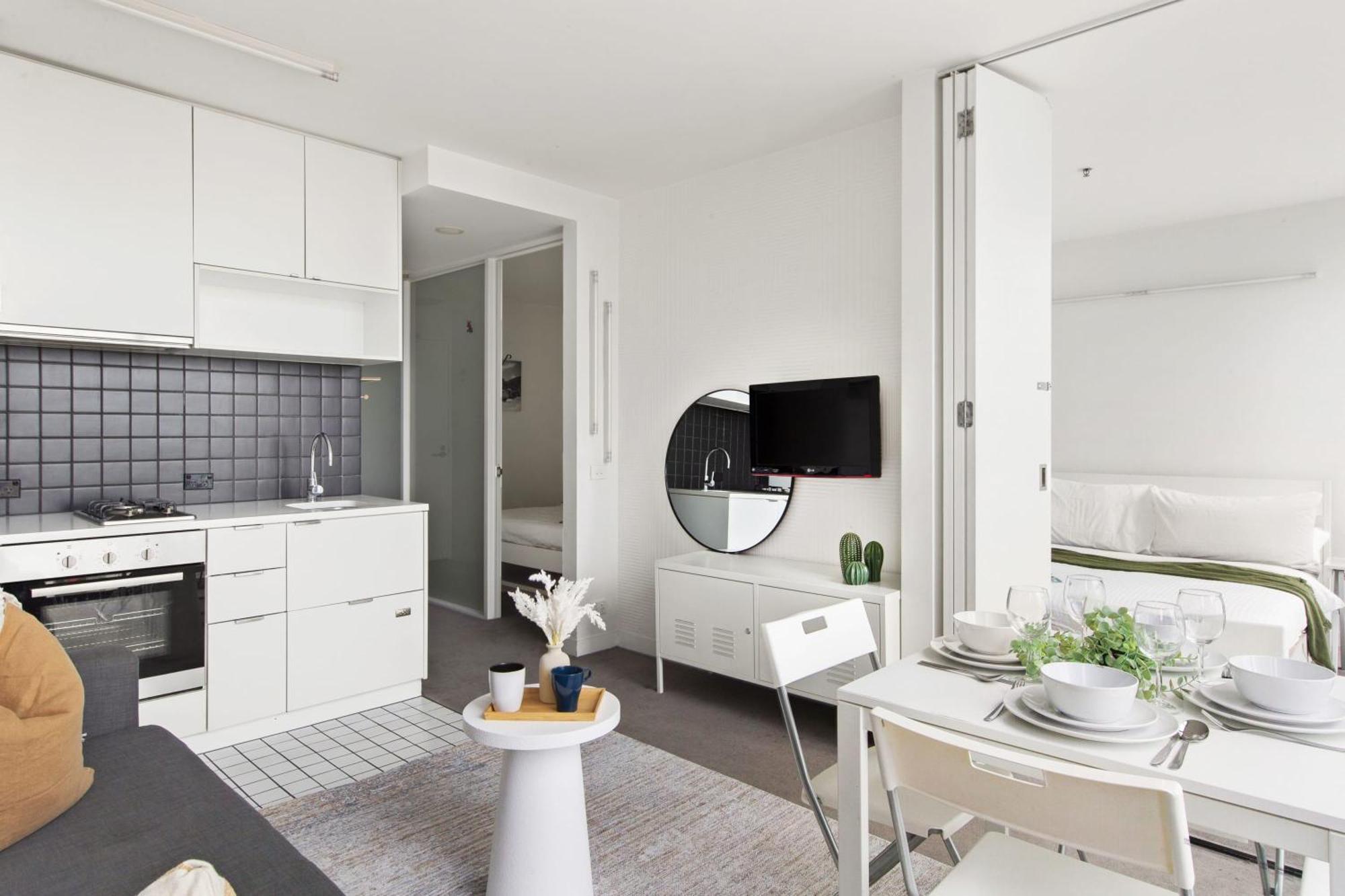 A 2br Next To Free Parking Apartment *