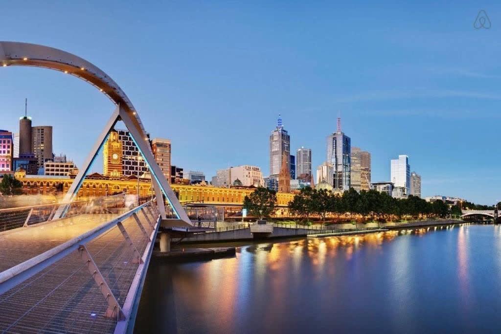 A Comfy 2br 5-min Walk To Melbourne