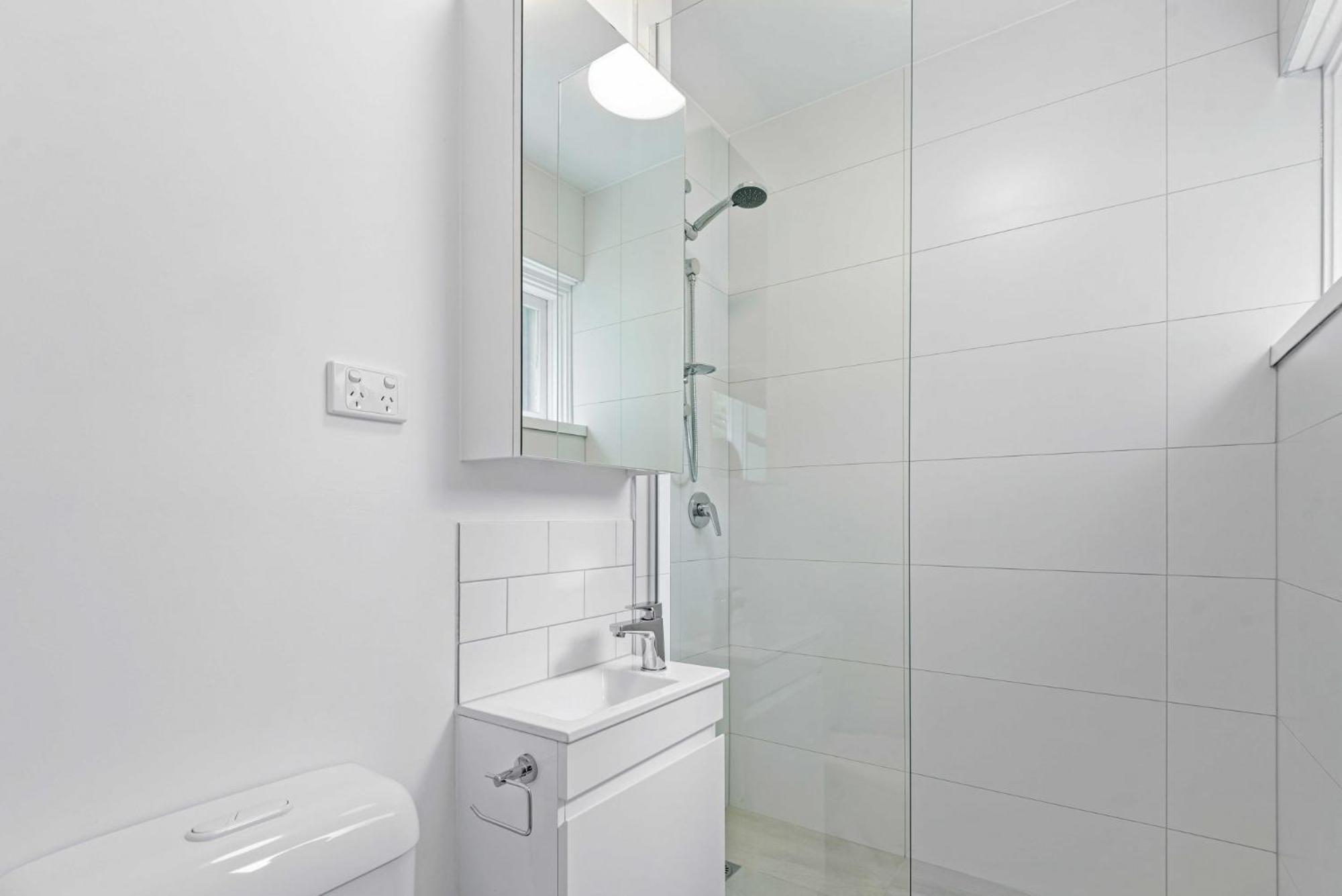 Stunning 1-bed Ground Floor Unit With Front Yard Apartment *