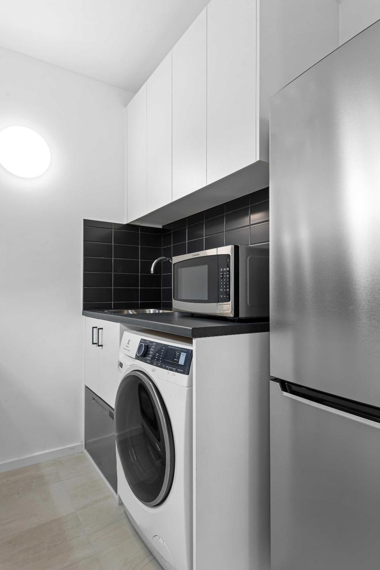 Apartment Stunning 1-bed Ground Floor Unit With Front Yard Melbourne