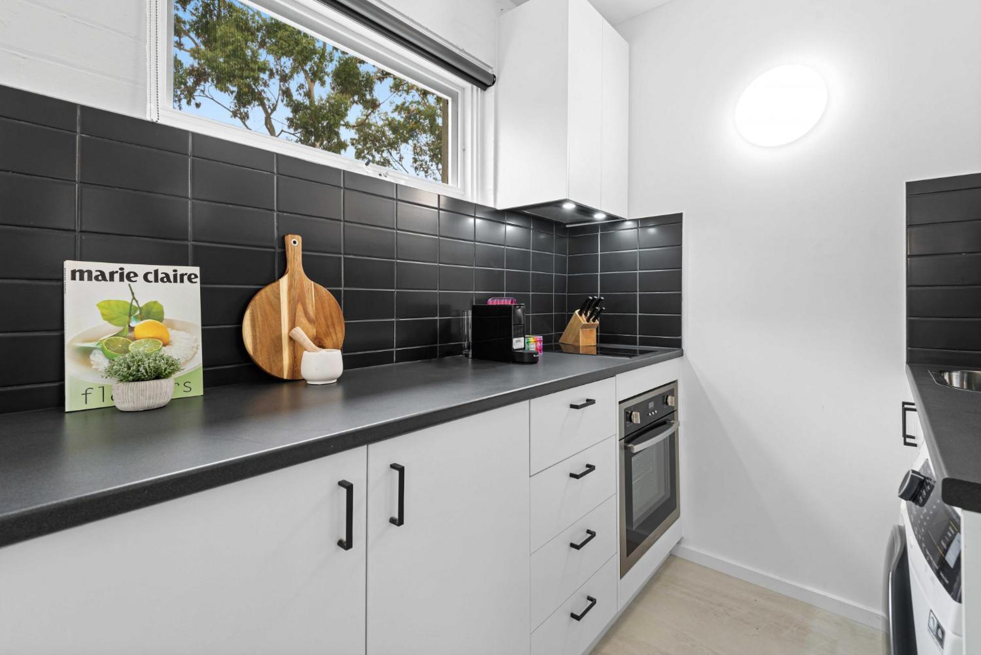 Stunning 1-bed Ground Floor Unit With Front Yard *