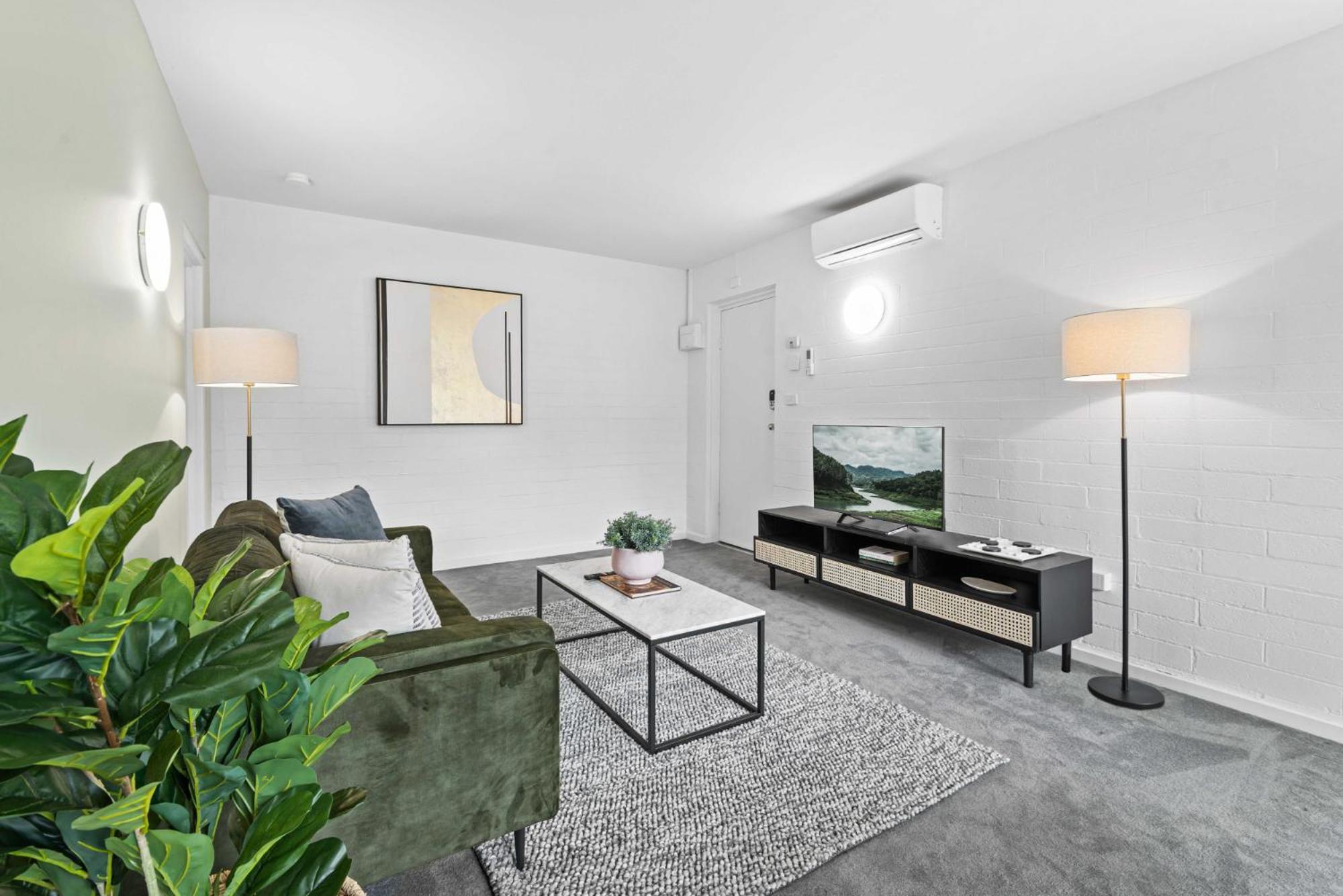 Stunning 1-bed Ground Floor Unit With Front Yard