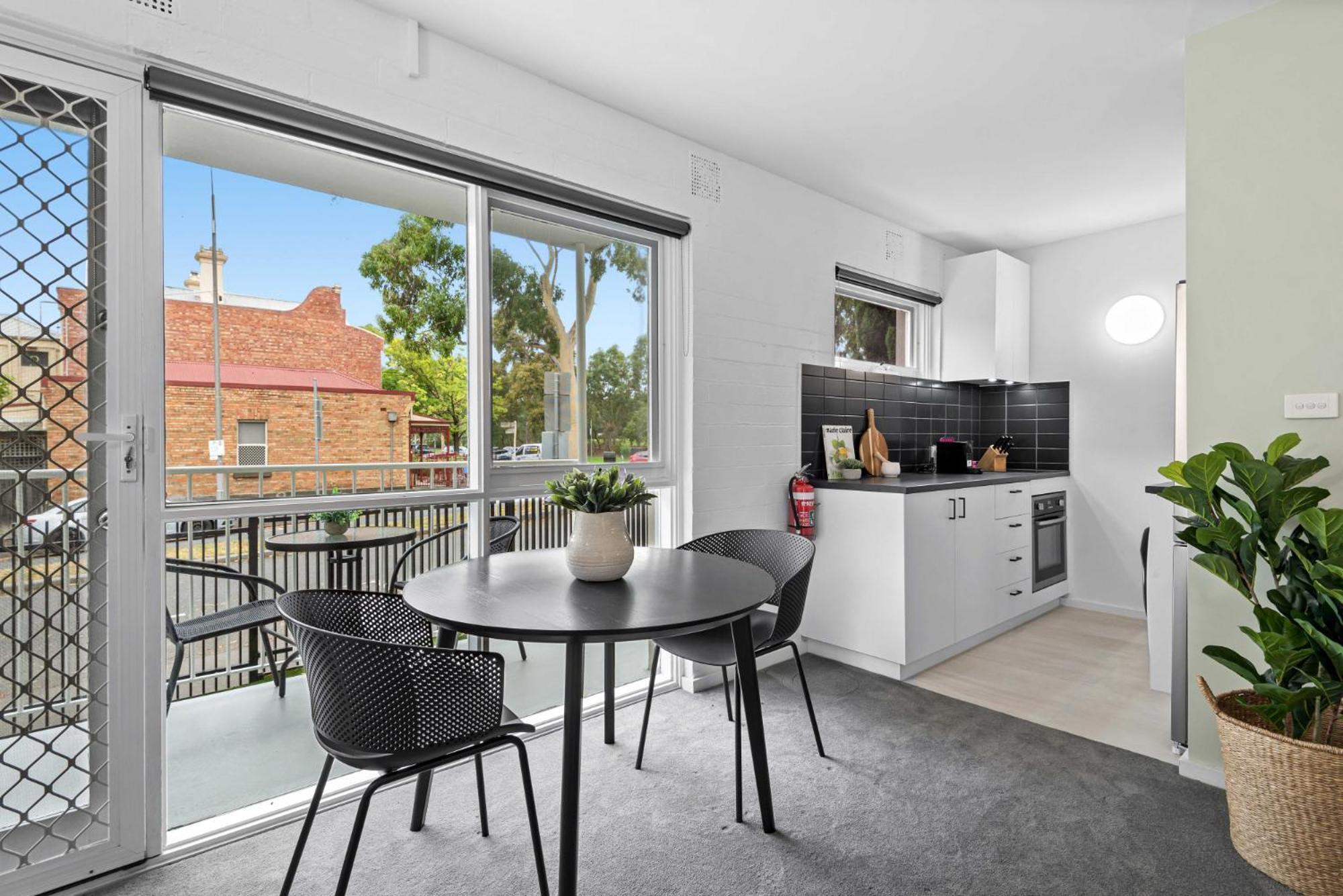 Stunning 1-bed Ground Floor Unit With Front Yard *
