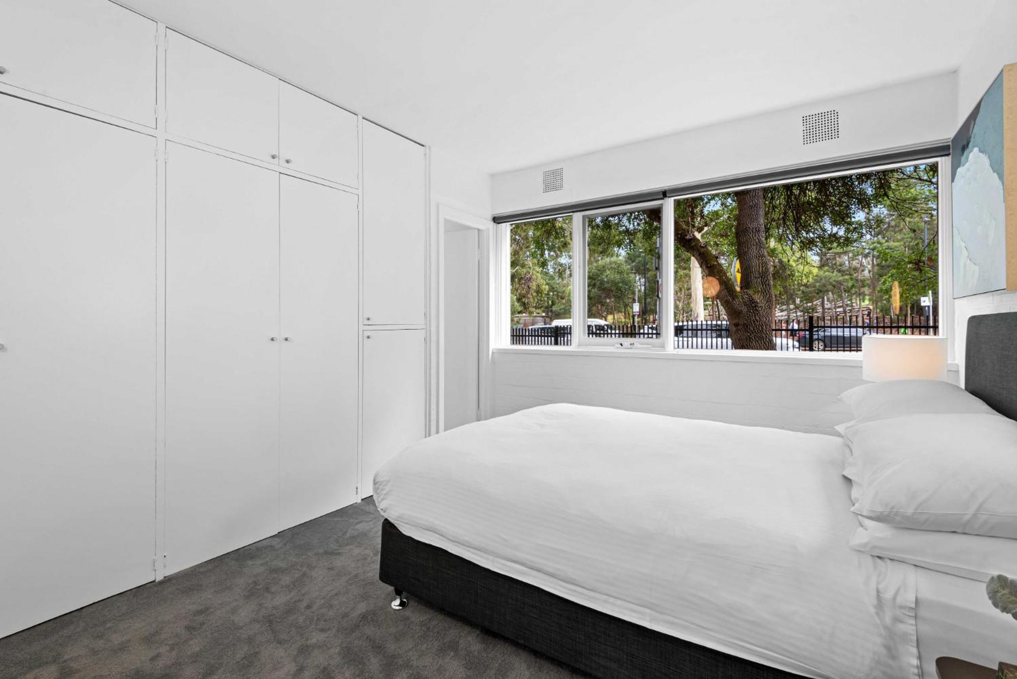 Stunning 1-bed Ground Floor Unit With Front Yard Apartment