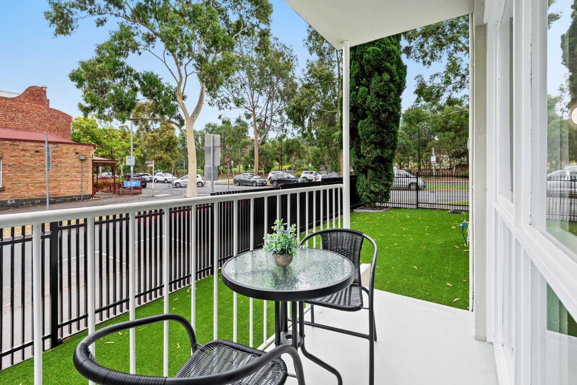 Stunning 1-bed Ground Floor Unit With Front Yard Melbourne