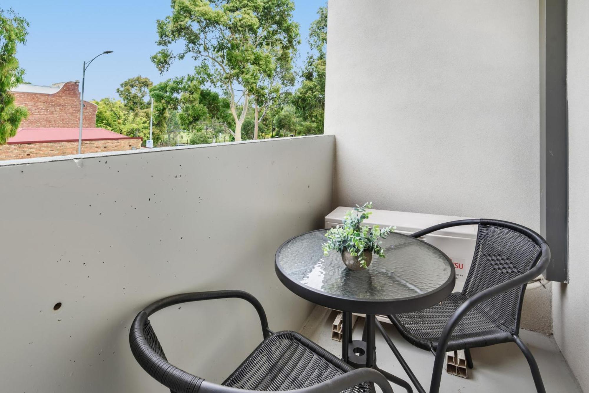 Modern 1-bed With Cosy Balcony