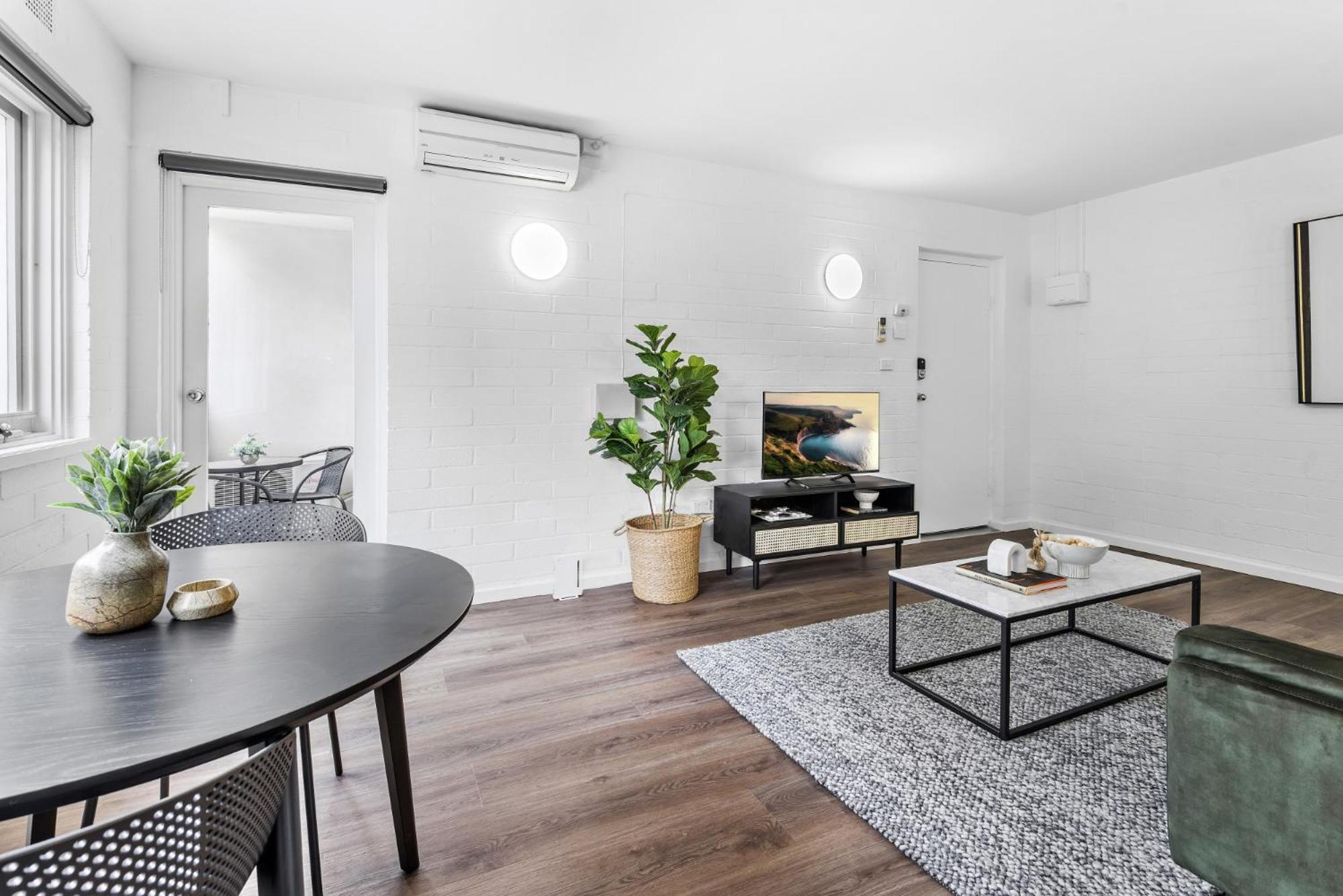 Modern 1-bed With Cosy Balcony Apartment
