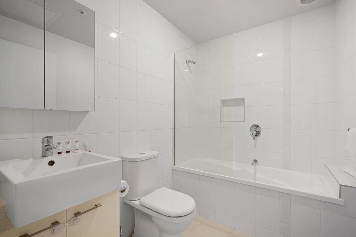 A River-side 2bdm Footscray Oasis + Parking Apartment