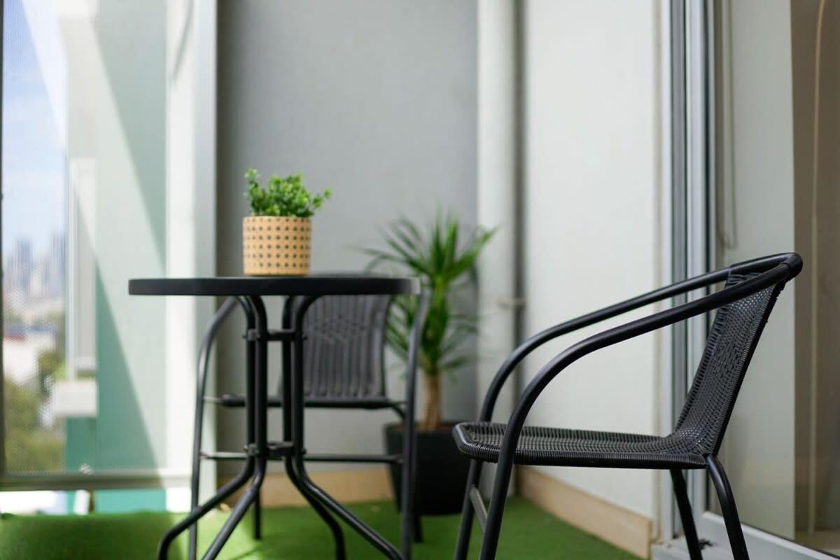 A River-side 2bdm Footscray Oasis + Parking * Melbourne