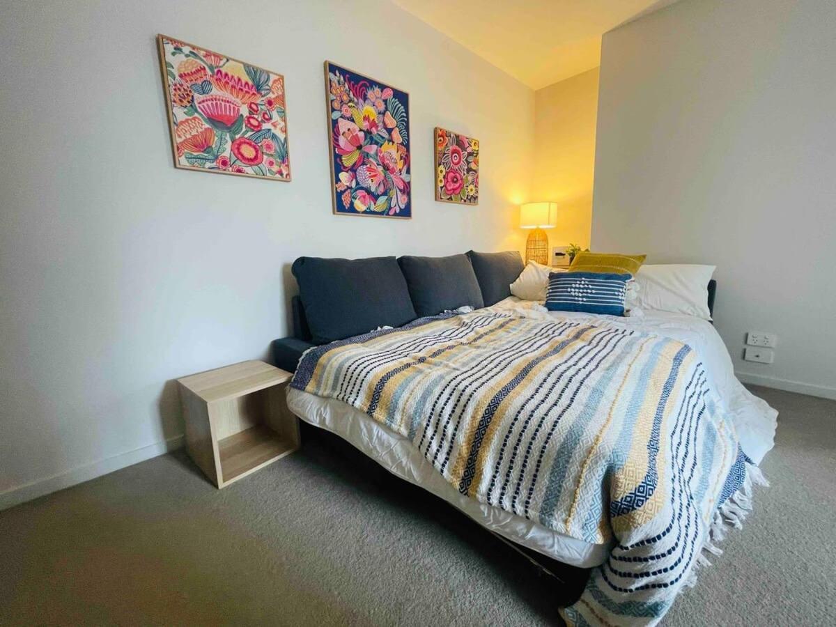 A River-side 2bdm Footscray Oasis + Parking