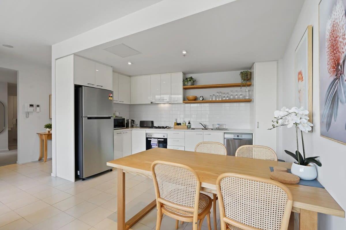 A River-side 2bdm Footscray Oasis + Parking Apartment