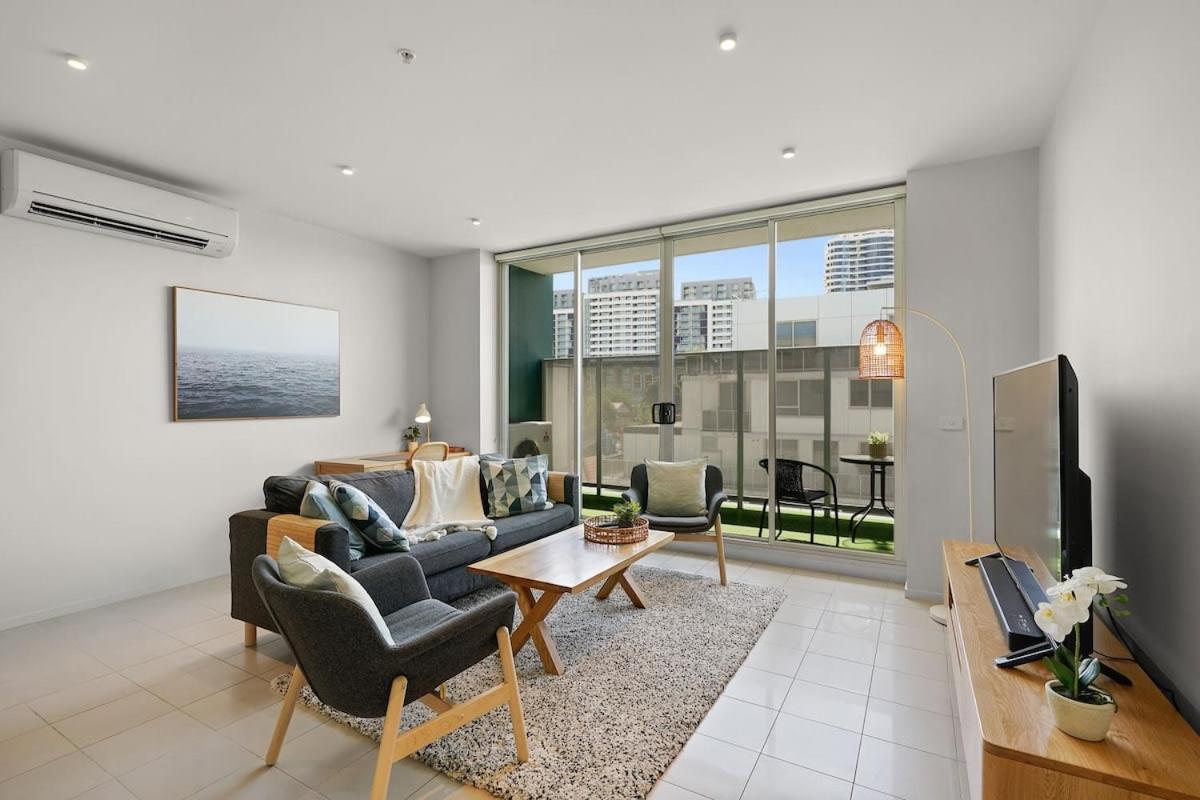 A River-side 2bdm Footscray Oasis + Parking