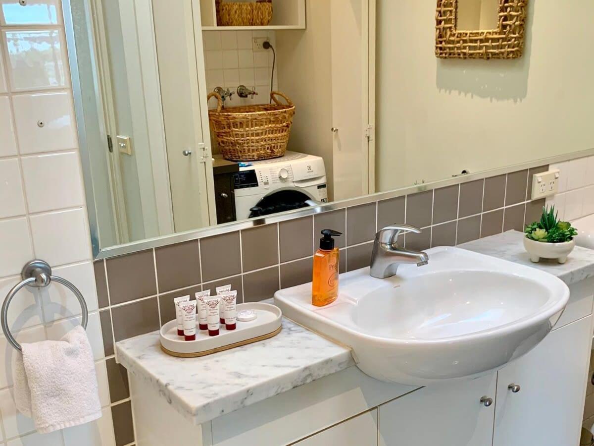Amazing Beachfront & Views 2 Bed 2 Bathroom Apartment Melbourne